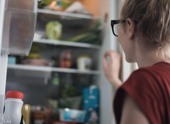 Frau mit Kühlschrank