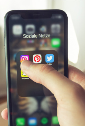 Smartphone mit Social Media Icons
