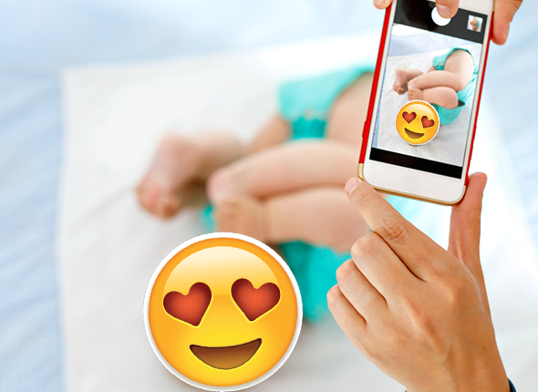 Kinderfoto: Emoji verdeckt gesicht